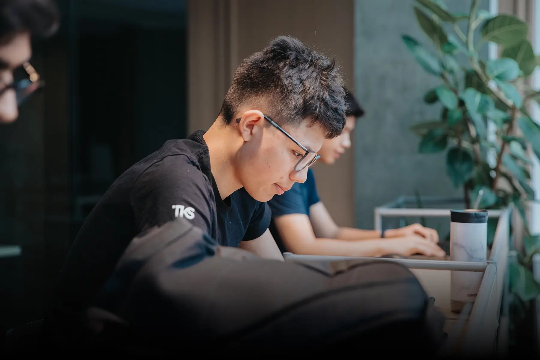Estudiante leyendo, avanzando hacia su futuro profesional con respaldo