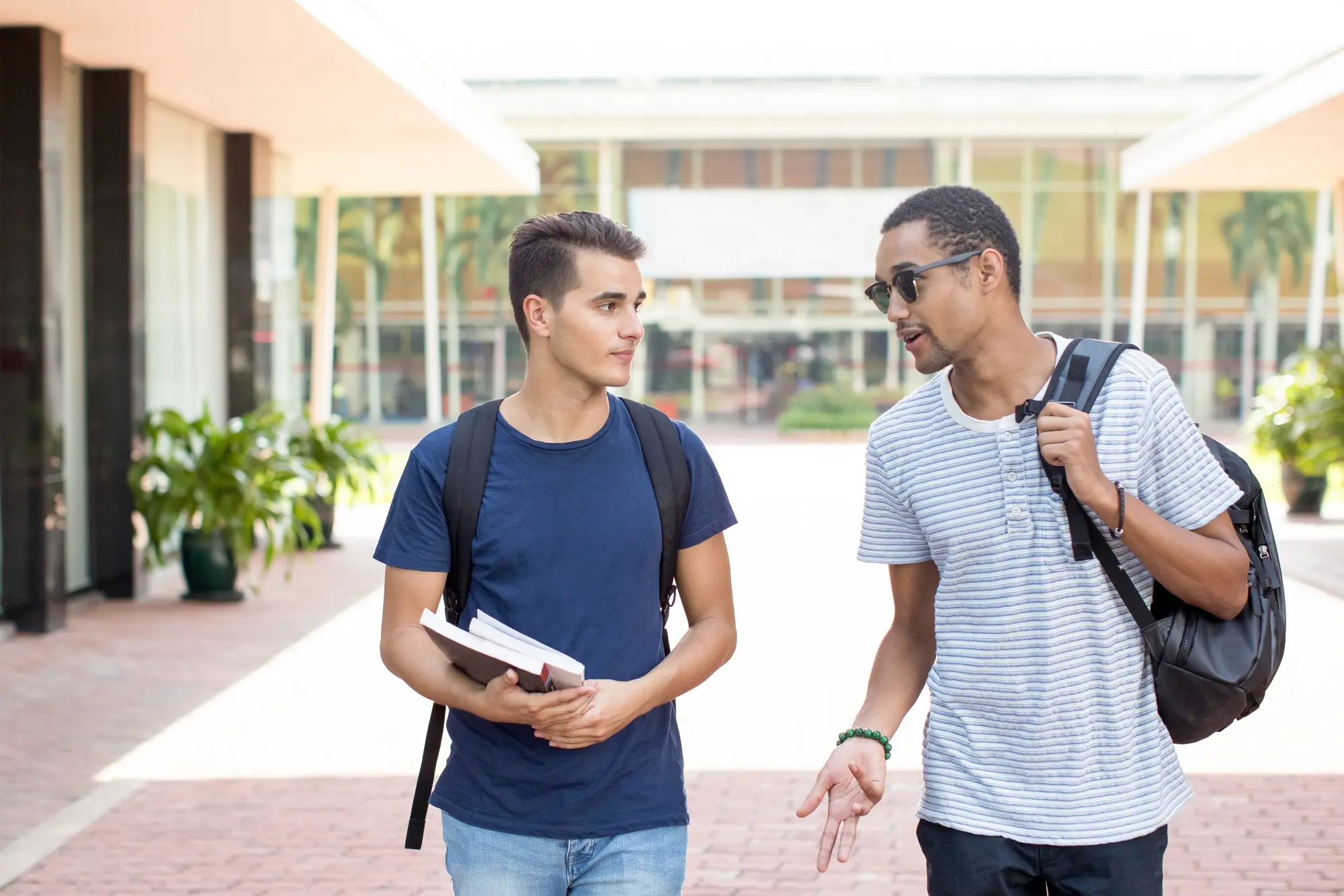 Estudiantes caminando, avanzando hacia su futuro profesional con respaldo